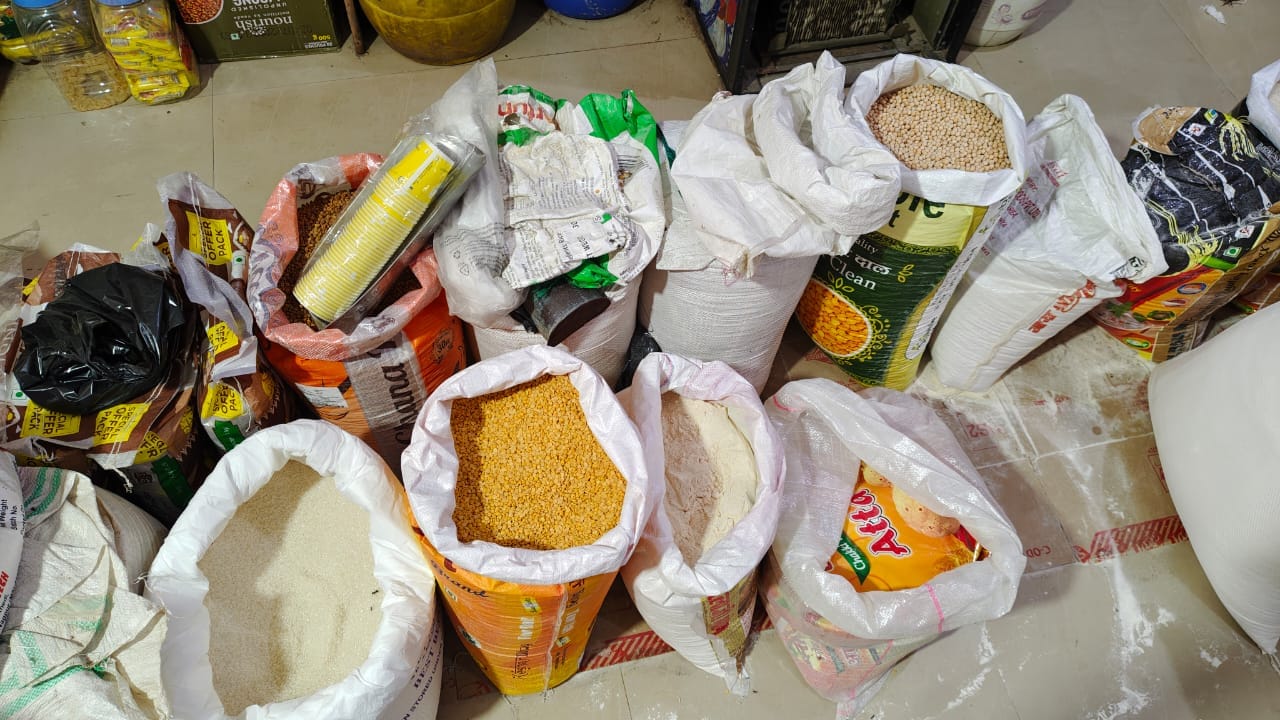किराना स्टोर पर खाद्य सामग्री संवाद