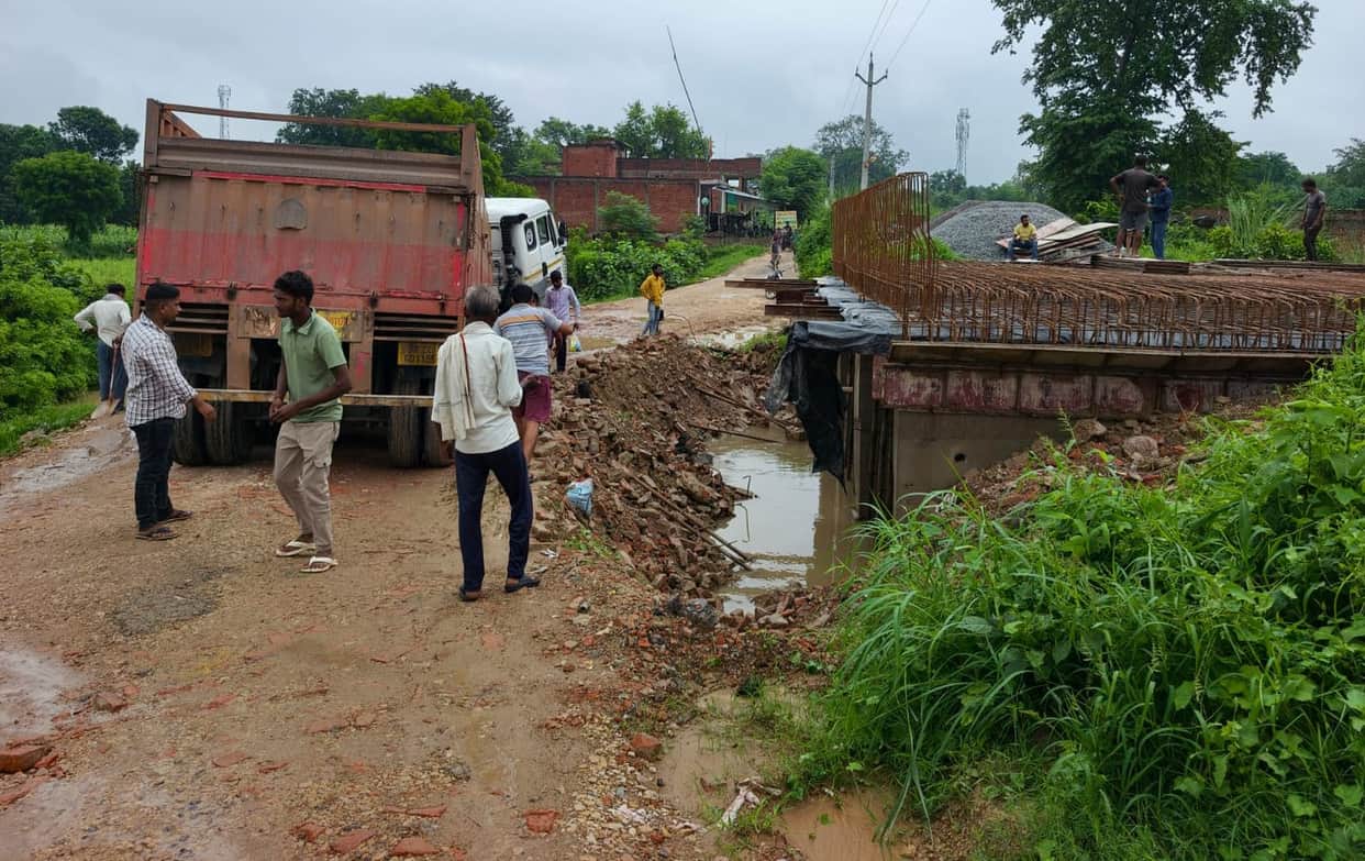Trailer breaks down on diversion route; traffic jam ensues, commuters inconvenienced.