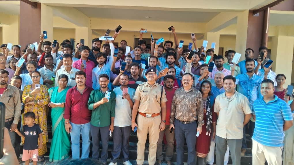 muzaffarpur police operation muskaan 745 lost stolen mobile phones recovered ssp kantesh kumar mishra