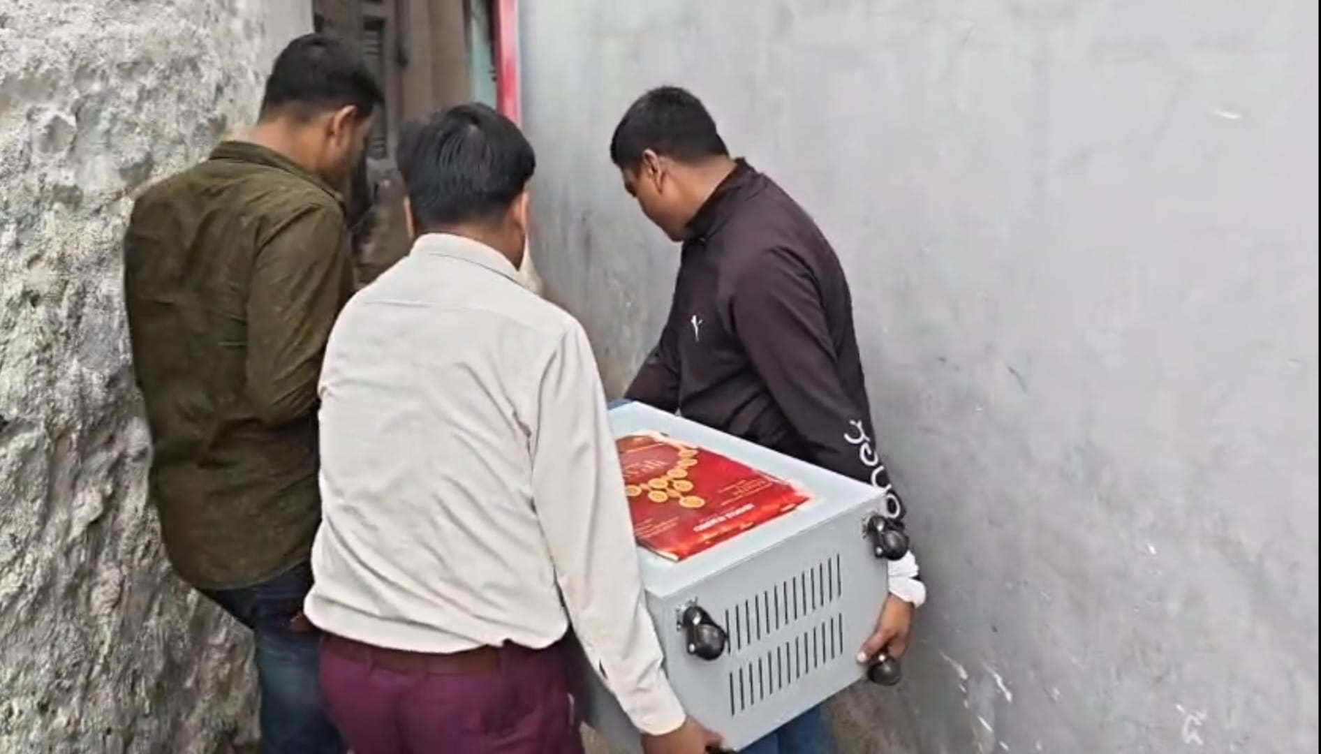 पुलिस ने ऑटो ड्राइवर के यहां से कैश बरामद किया गया था।