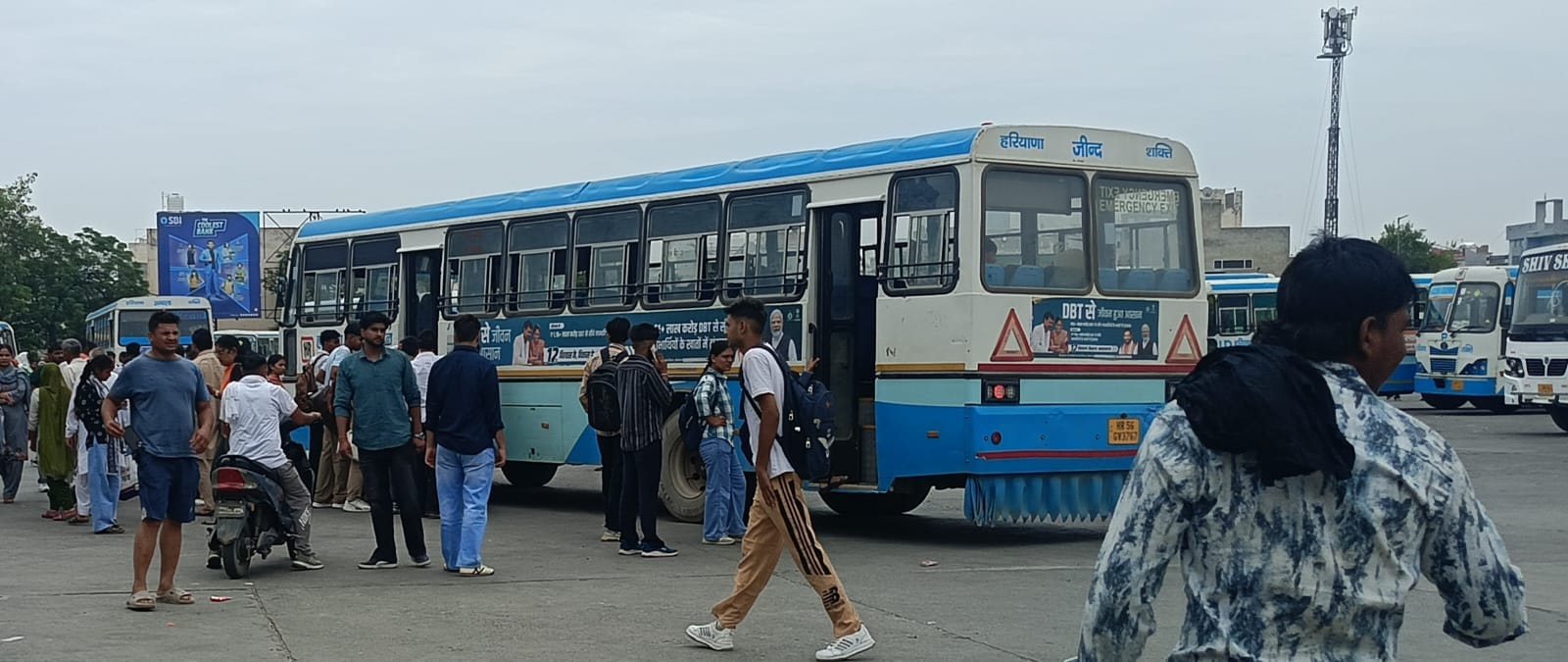 कैथल बस अड्डा पर बस में चढ़ते हुए यात्री। संवाद
