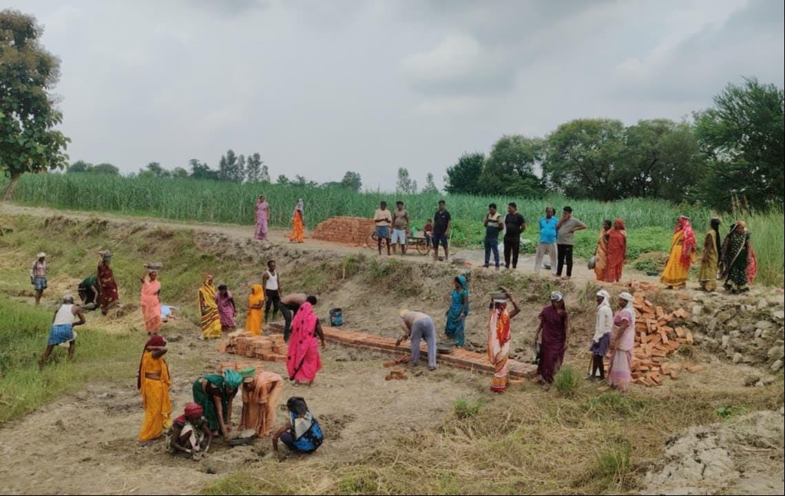 कुदरहा के पाकरडाड़ गांव में काम करते श्रमिक संवाद