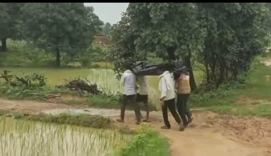 Singrauli: Body Carried on Shoulders After Ambulance Was Unavailable in Sarai, Family Paid for Private Vehicle