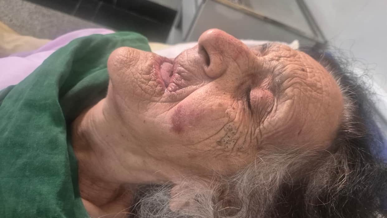 Man breaks into elderly woman's house, steals gold earrings and ring