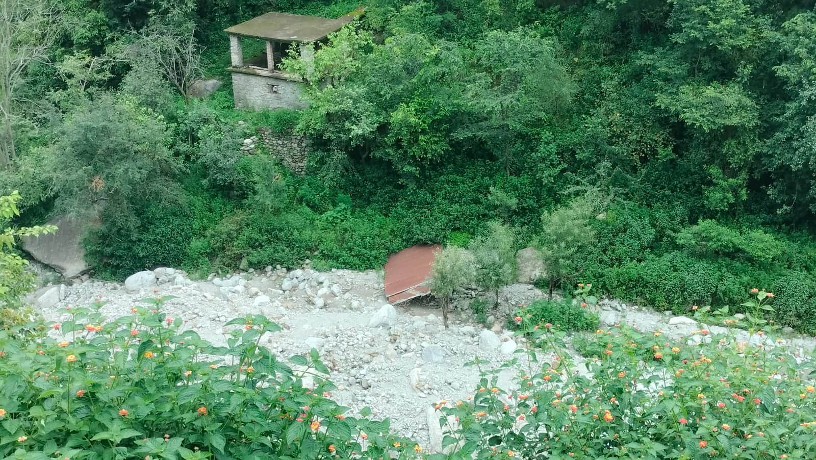 मैहला के उपलेडी खड्ड में मिट्टी में दबा घराट : ग्राउंड रिपोर्ट के साथ