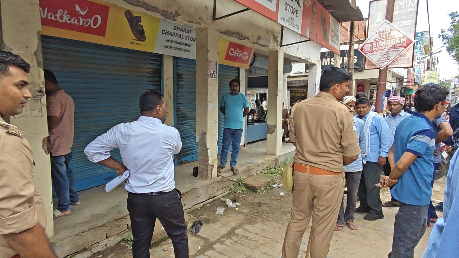 मुहम्मदाबाद गोहना कस्बा के पुराने स्टेट बैंक के पास दुकान के विवाद में न्यायालय के आदेश पर कब्ज