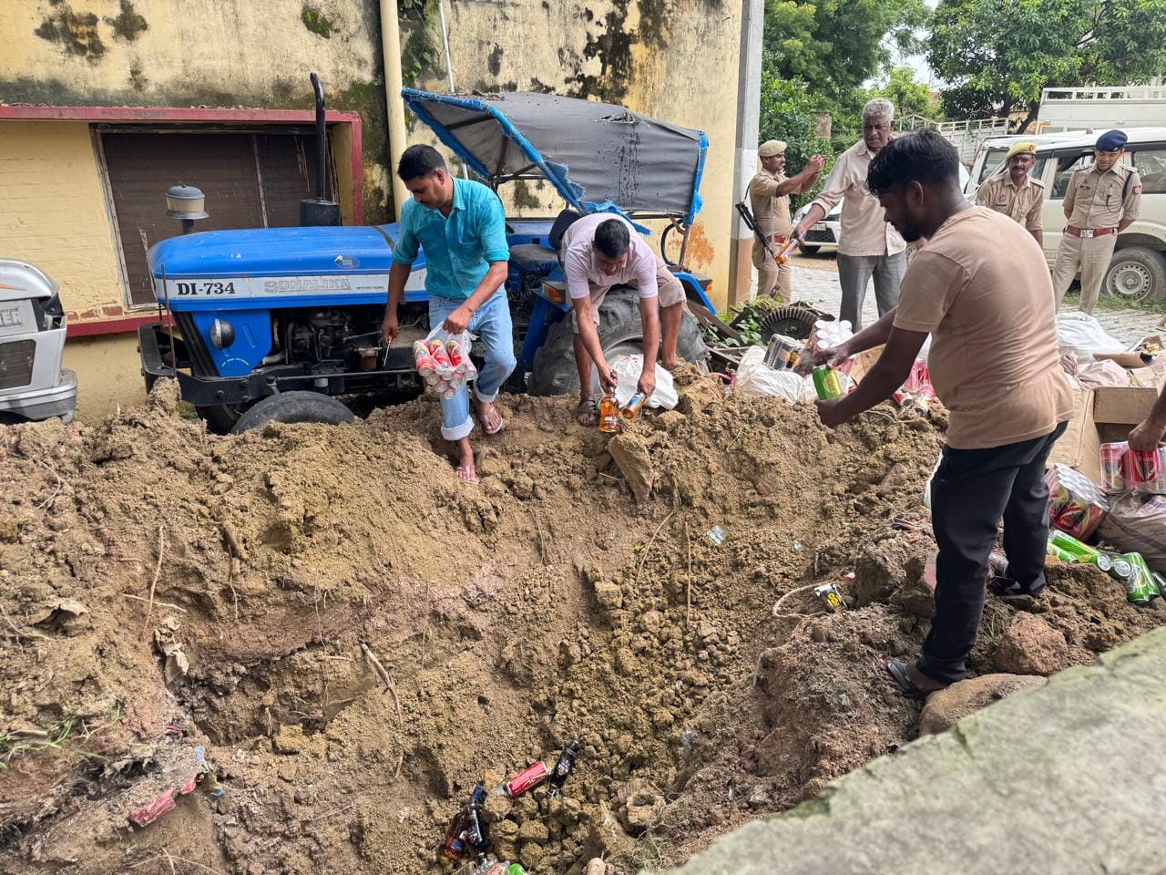 मुहम्मदाबाद गोहना कोतवाली में जमा शराब को नष्ट एसडीएम अर्चना अग्निहोत्री की मौजूदगी में नष्ट कि