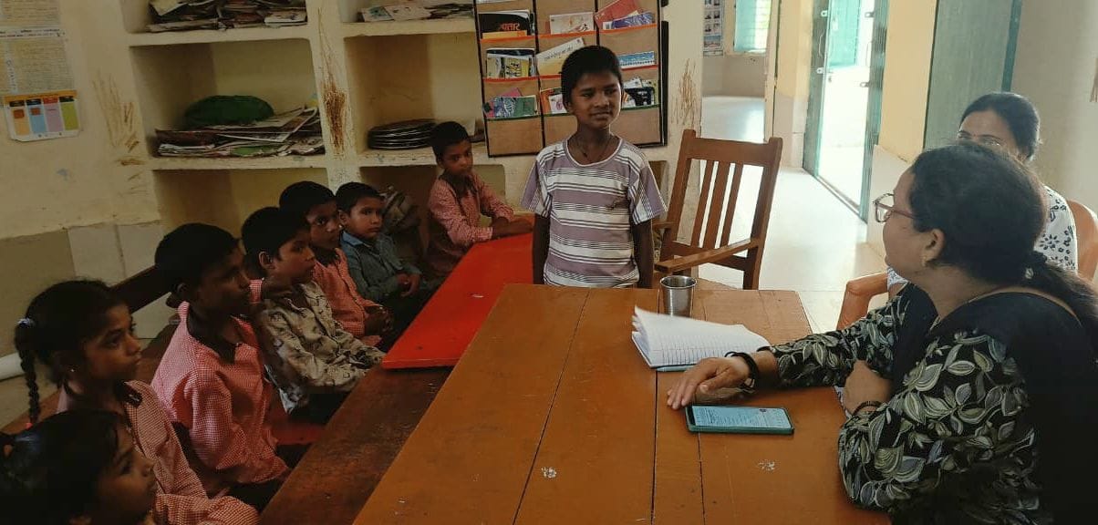 मौखिक परीक्षा के दौरान बच्चों से सवाल पूछती प्रधानाध्यापिका तैयबा खातून