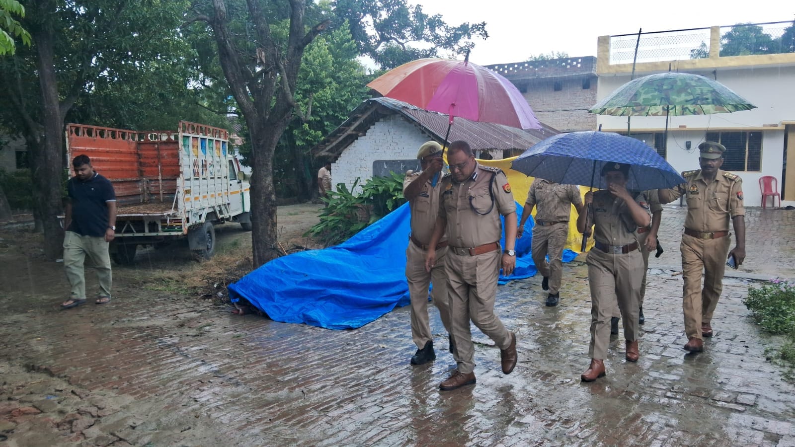 मालीपुर के रूढ़ा धमरुआ गांव में आशुतोष मिश्रा के घर का निरीक्षण करते करते डीआईजी सोमेन वर्मा व 