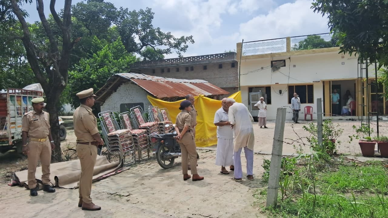 मालीपुर के रूढ़ा धमरुआ गांव में आशुतोष मिश्रा से वार्ता करते डीआईजी सोमेन वर्मा व एसपी प्राची स