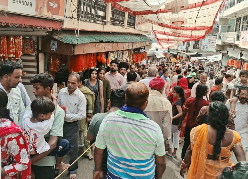माता चिंतपूर्णी के दर्शन के लिए कतार में खड़े होकर इंतजार करते हुए श्रद्धालु। संवाद