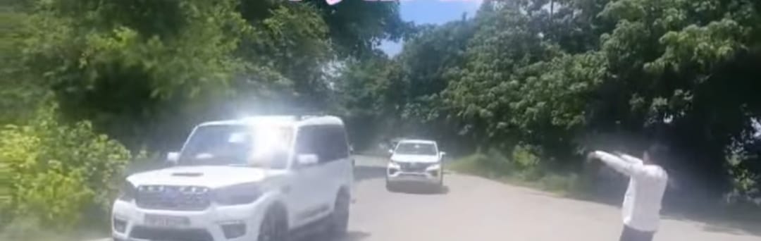 मंत्री के काफिले को काला झंडा दिखाता युवक