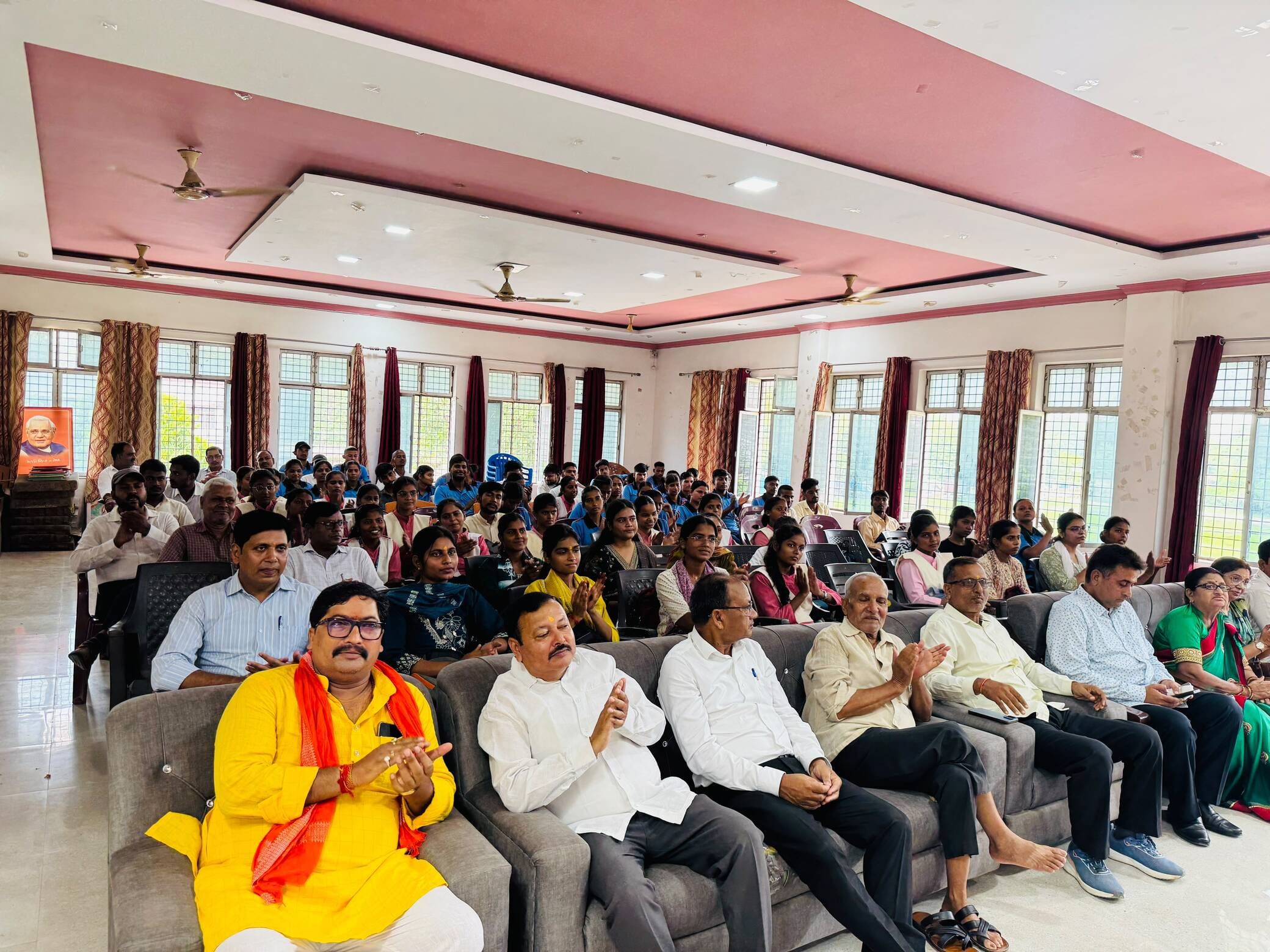 नगर के डीसीएसके पीजी कालेज सभागार में तुलसी जयंती पर आयोजित संगोष्ठी में उपस्थित लोग। स्रोत- स