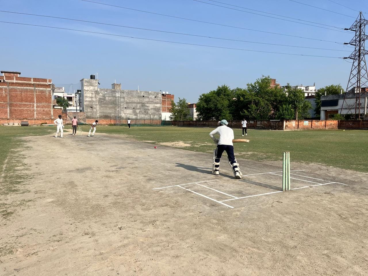 नगर के सहादतपुरा स्थित मैदान पर आयोजित मैच में शाट लगाता बल्लेबाज। संवाद