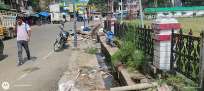 नगर परिषद सुजानपुर में चौगान के पास नाली में भरी गंदगी। संवाद
