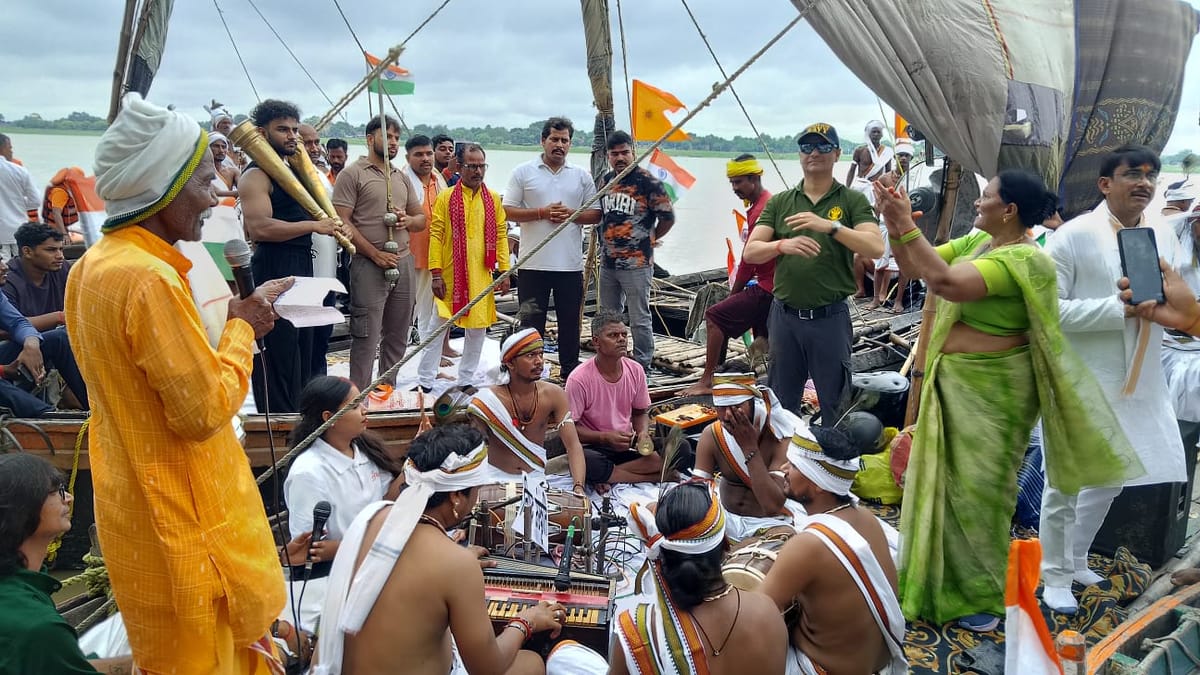 Mirzapur News: पीएम के आर्थिक सलाहकार ने देखी नौका संस्कृति, निषाद समाज ने किया स्वागत