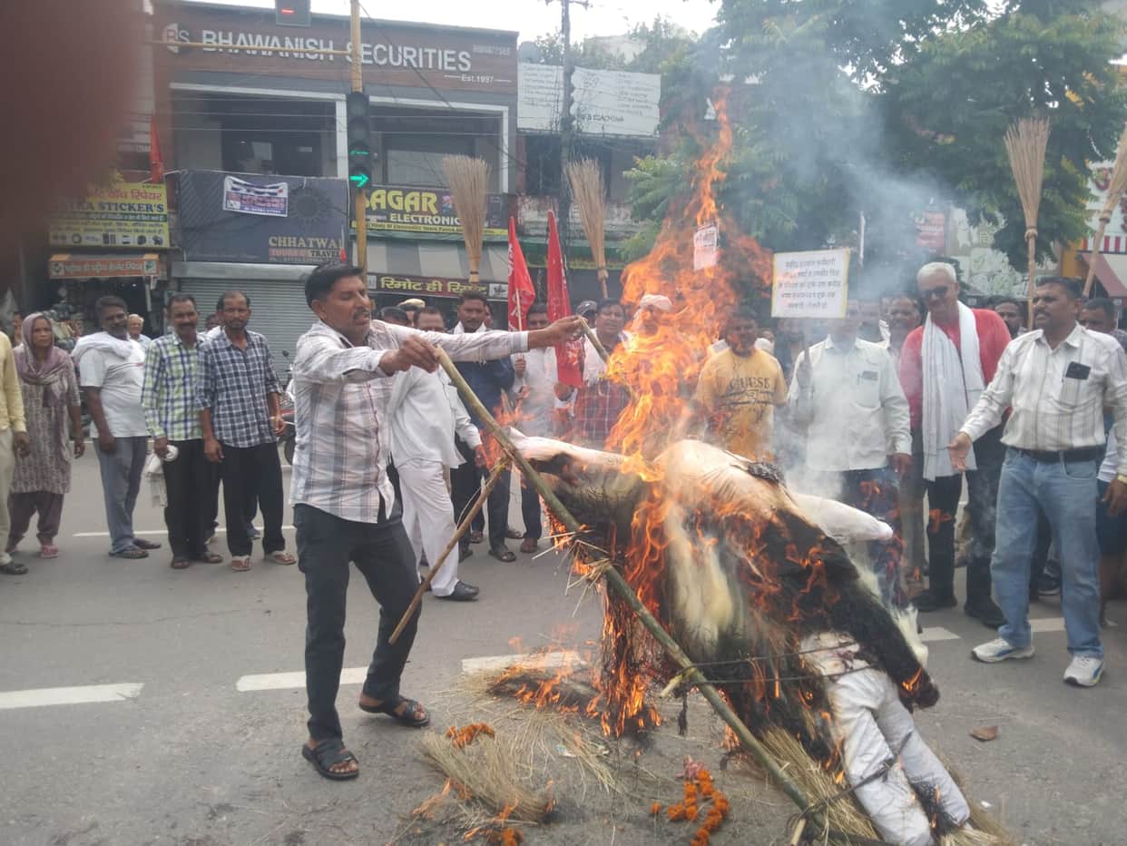 Minister's effigy burned after closing the corporation's gate