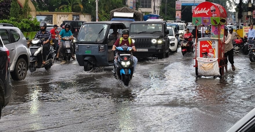 नाला चौक होने के कारण तिकोनिया चौराहे पर हुआ जल भराव।    संवाद