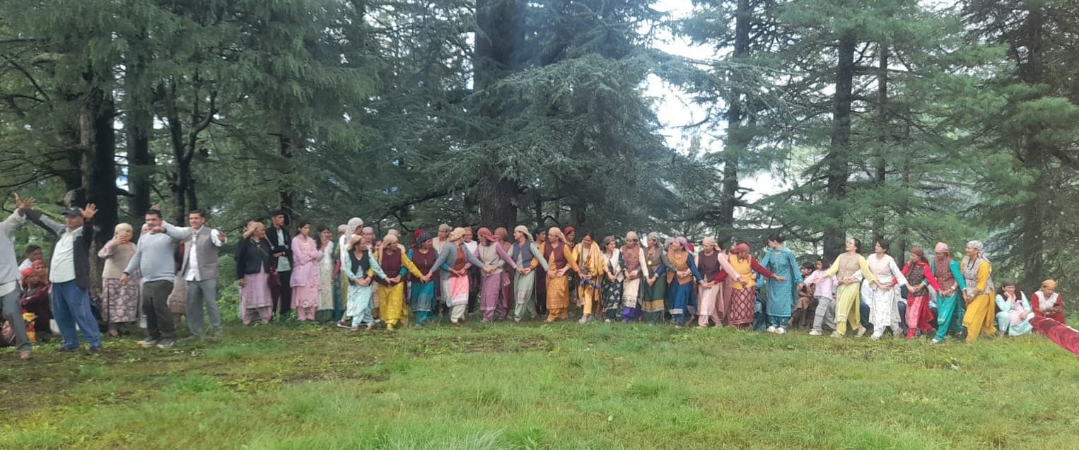 ननखड़ी की मझोली टिप्पर पंचायत में आयोजित मेले में नाटी लगाते ग्रामीण। संवाद