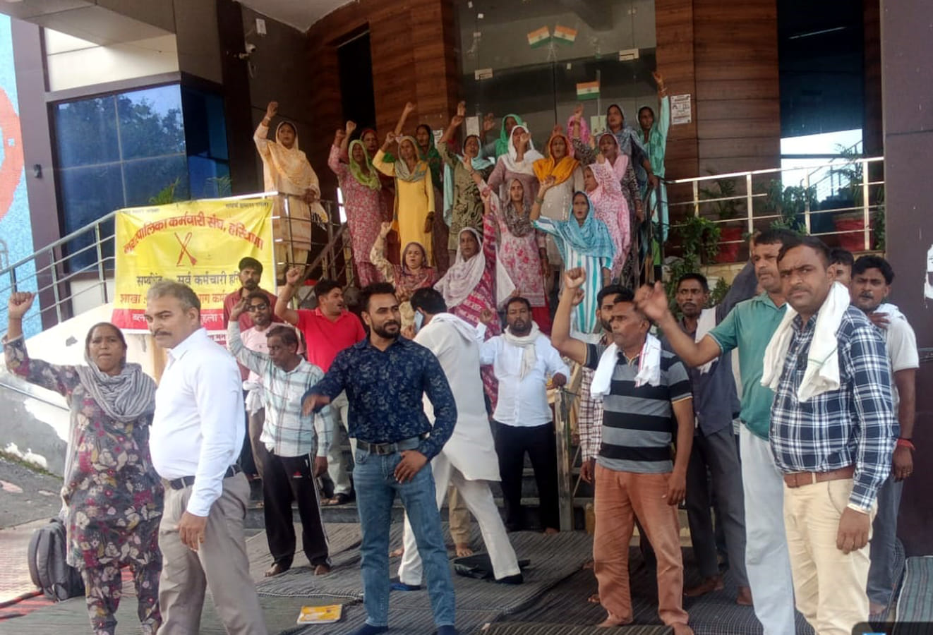 नपा कार्यालय पर ताला जड़ प्रदर्शन करते हुए नगरपालिका कर्मचारी। विज्ञप्ति