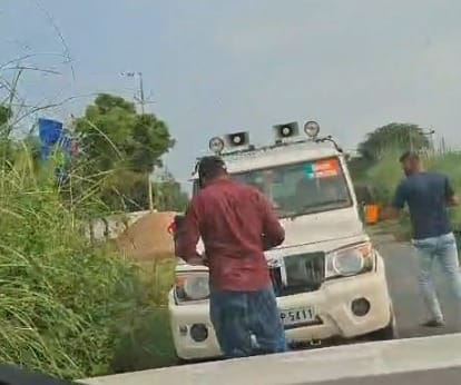 Attempt made to run over Naib Tehsildar and revenue team with a car while they were returning from an inspection.