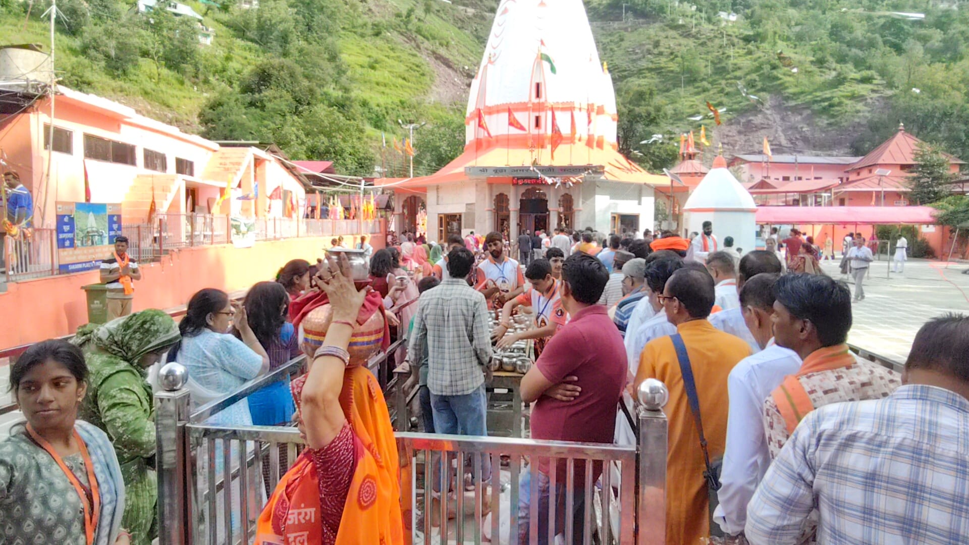 पुंछ जिले के श्रीबूढ़ा अमरनाथ मंदिर में विश्व हिन्दू परिष्ज्ञद बजरंगदल की राष्ट्रव्यापी यात्रा