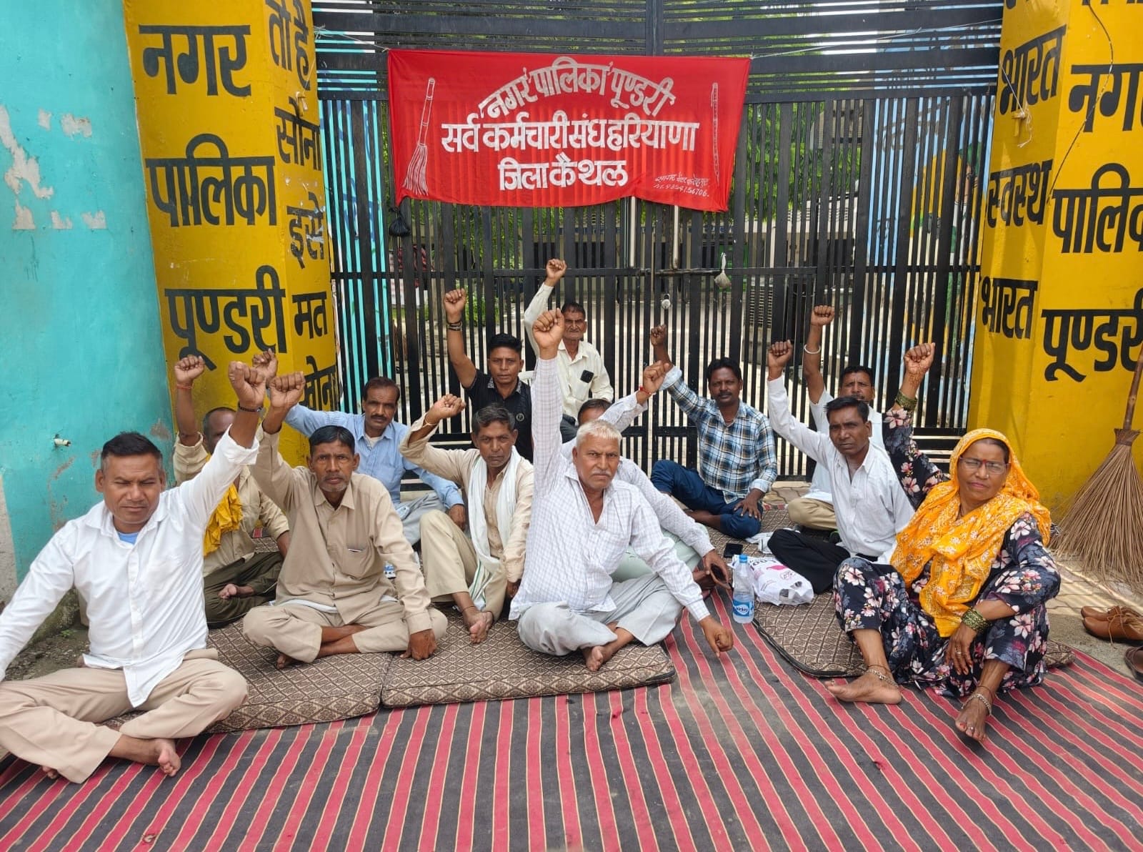 पूंडरी में नगरपालिका के मुख्य गेट पर तालाबंदी कर सरकार के खिलाफ नारेबाजी करते कर्मचारी। विज्ञप्