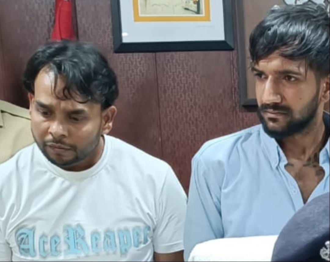 पुलिस द्वारा गिरफ्तार किए गए हथियात तस्कर। पुलिस