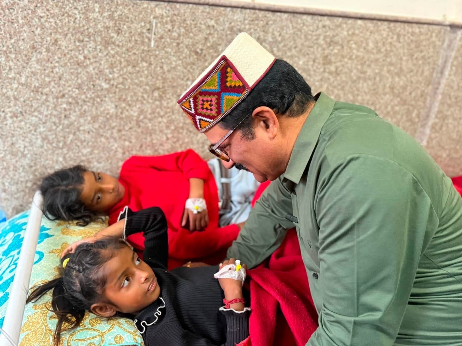 पतलीकूहल सीएचसी में बाड़ी स्कूल में मिड-डे मील की खीर खाने से बीमार बच्चों का हाल जानने पहुंचे 