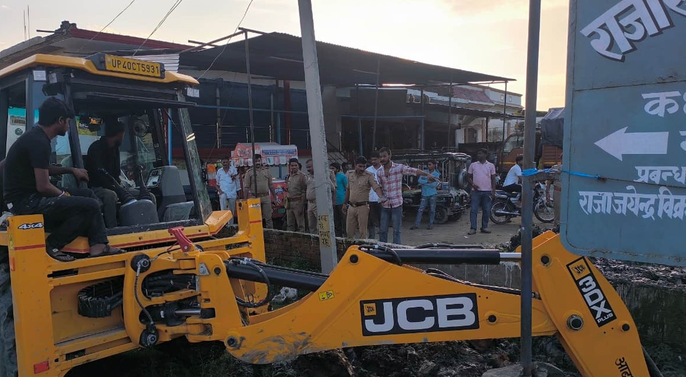 पयागपुर बस स्टॉप पर चल रहा नाला खोदाई का कार्य।