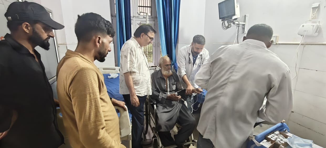 Eeco falls into 100-meter-deep gorge in Khawas; six injured.