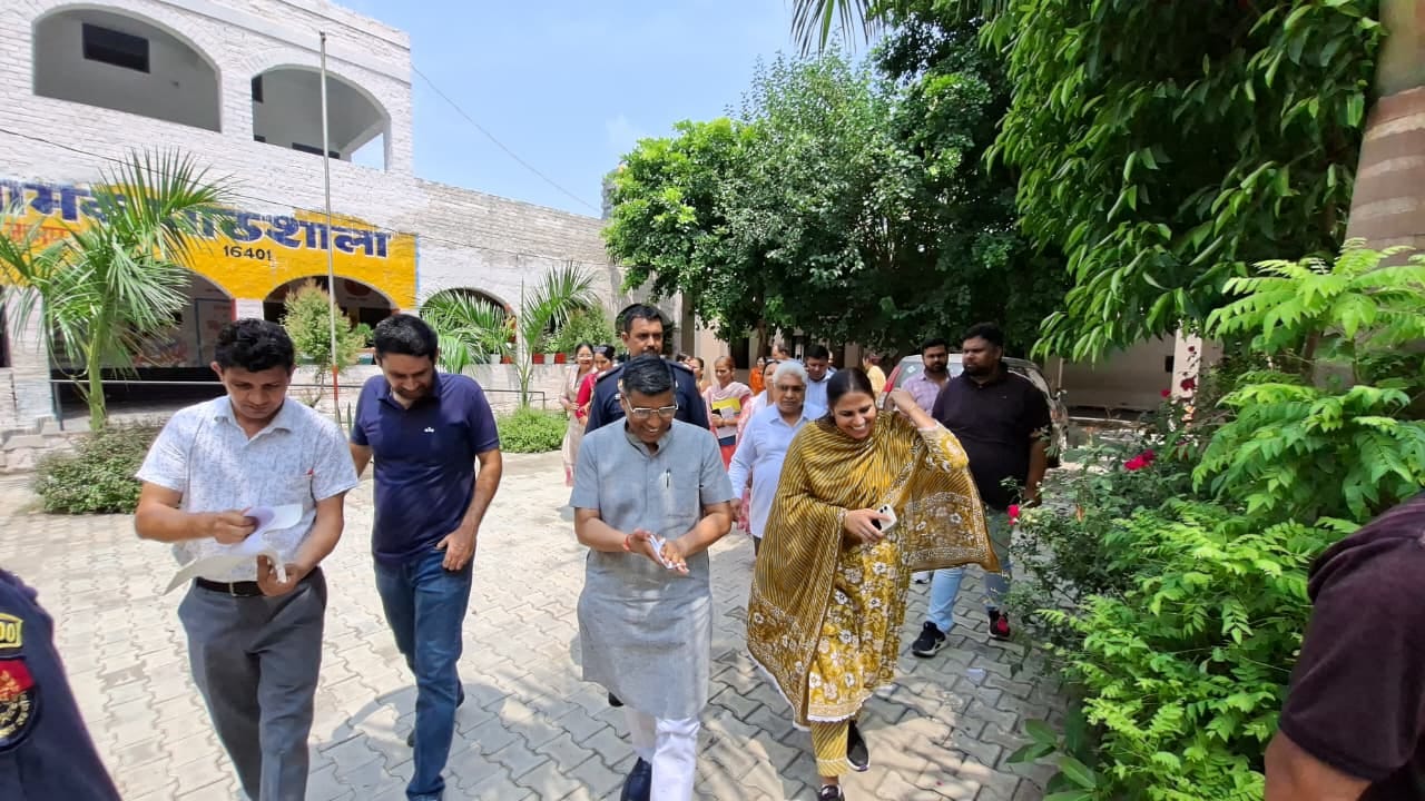 राजकीय सीसे स्कूल निजामपुर का निरीक्षण करते शिक्षा मंत्री महीपाल ढांडा। संवाद