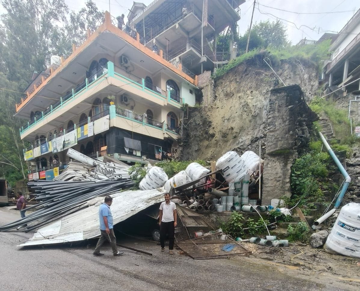 Landslide in Rampur's Dakaledh; three vehicles buried