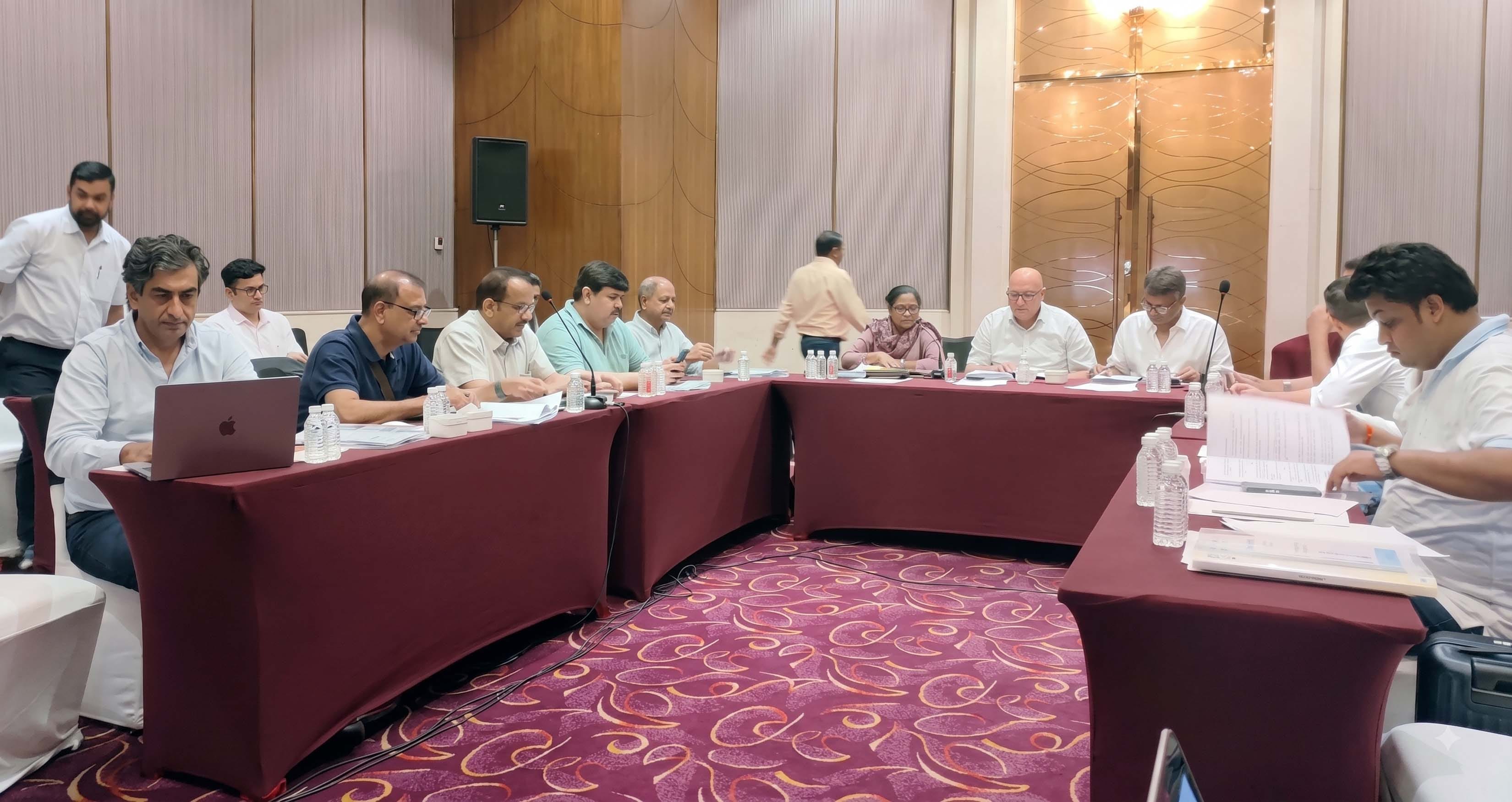 सीईपीसी की बैठक में उपस्थित प्रशासनिक समिति के सदस्यगण।स्रोत-सीईपीसी