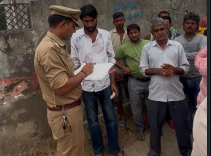 सिकंदराबाद में करंट से दंपती की मौत के बाद गांव वालों  से पूछताछ करती पुलिस। संवाद 