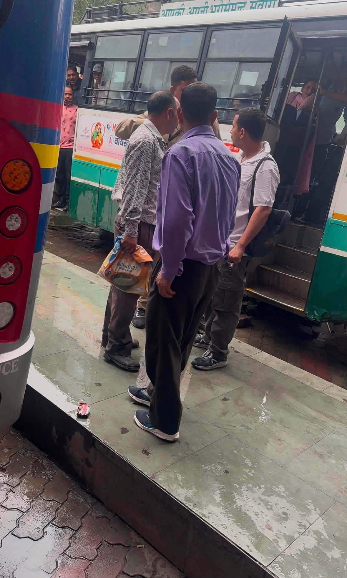 Dispute between HRTC and private bus drivers at the bus stand.