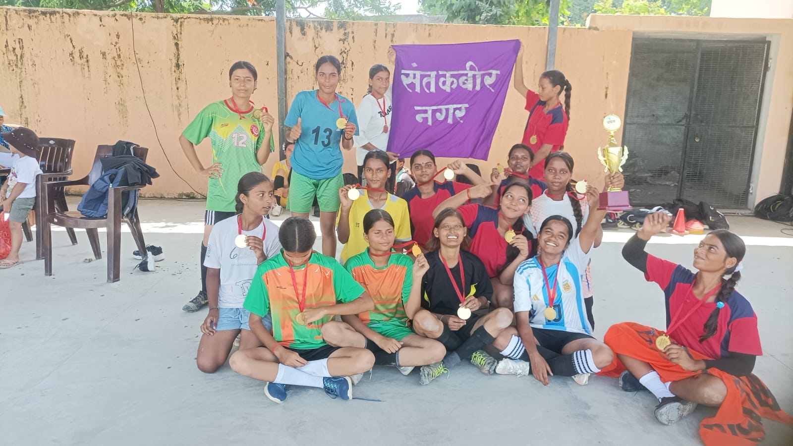 सीनियर बालिका वर्ग फुटबाल में संतकबीरनगर की प्रतिभागी। स्रोत-सोशल मीडिया