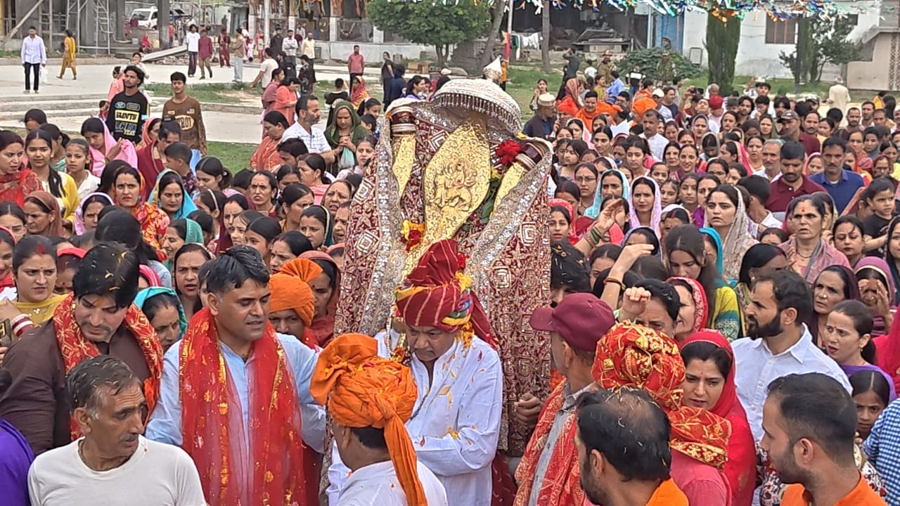 सरकूट से रवाना यात्रा में शामिल श्रद्धालु। 