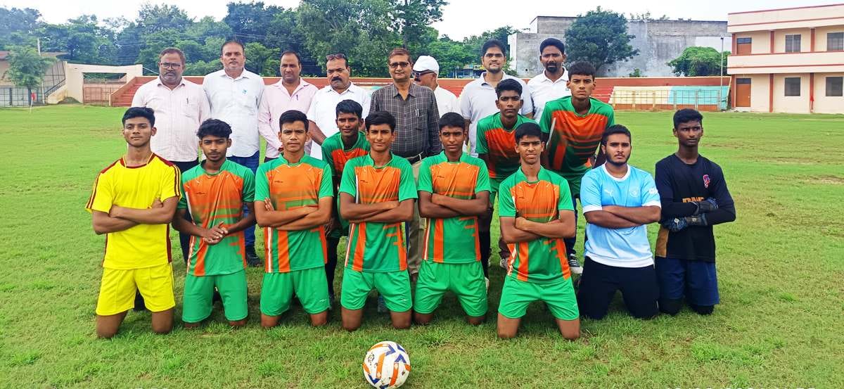 Basti News: जनपदीय फुटबाॅल प्रतियोगिता में राजकीय इंटर कॉलेज की टीम विजयी