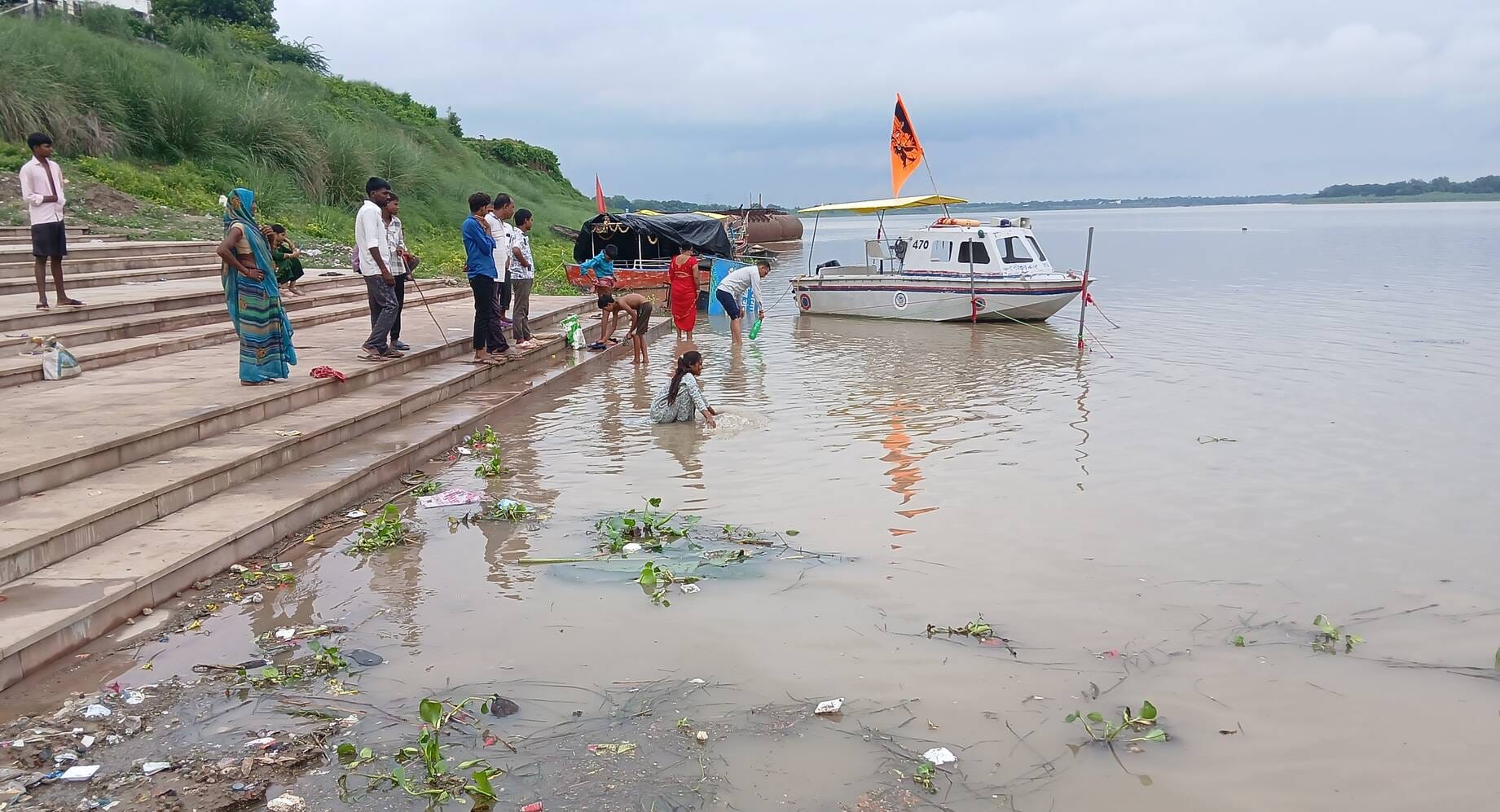सीतामढ़ी गंगा घाट बाढ़ से डूबने लगी पक्की सीढ़ी । संवाद