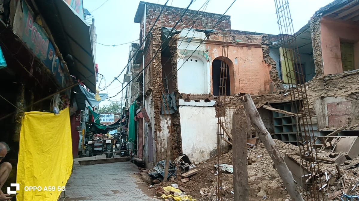 Auraiya News: विवादित जर्जर मकान की गिराऊ ऊपरी मंजिल ढहाने पर बनी सहमति