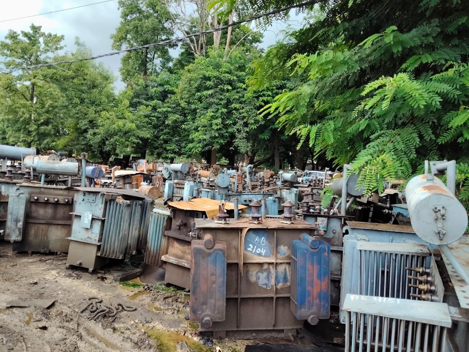सिधारी स्थित वर्कशॉप में बनने के लिए रखे गए ट्रांसफार्मर। संवाद