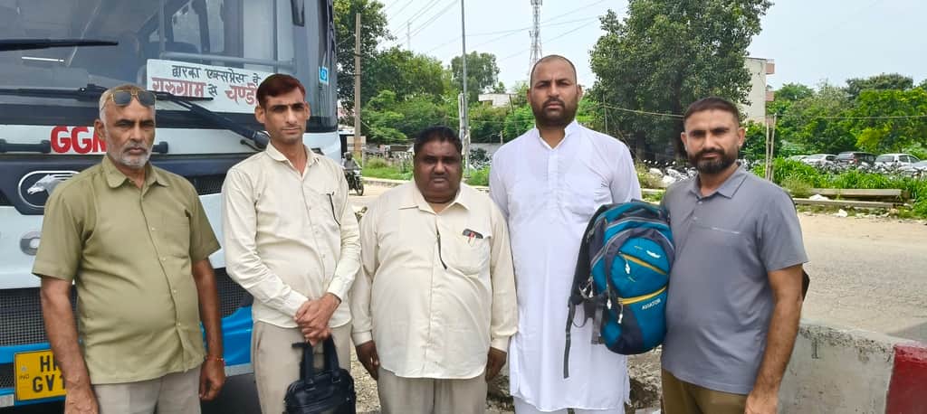 Roadways employees returned a passenger's bag containing Rs 60,000 and documents.