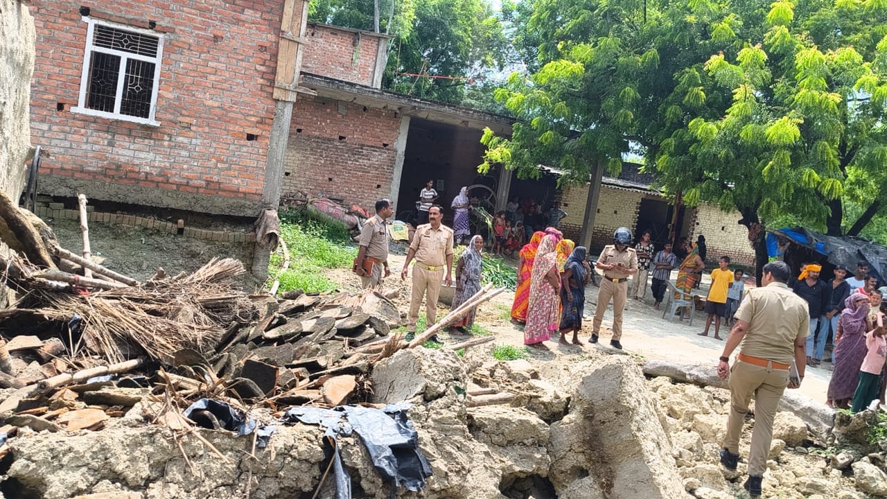 शाहगंज- मां-बेटी की मौत पड़ा मकान का मलबा। संवाद