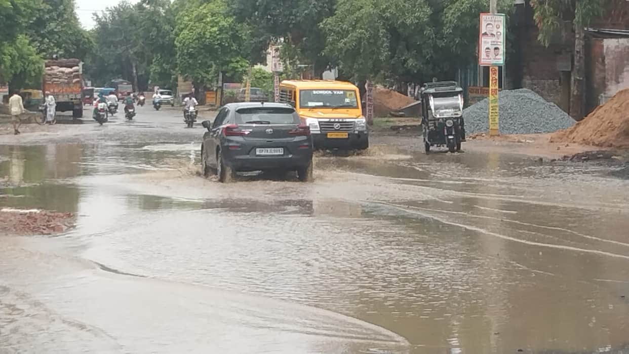 16.9 mm of rainfall overnight: mud houses collapsed and roads were washed away in some areas.