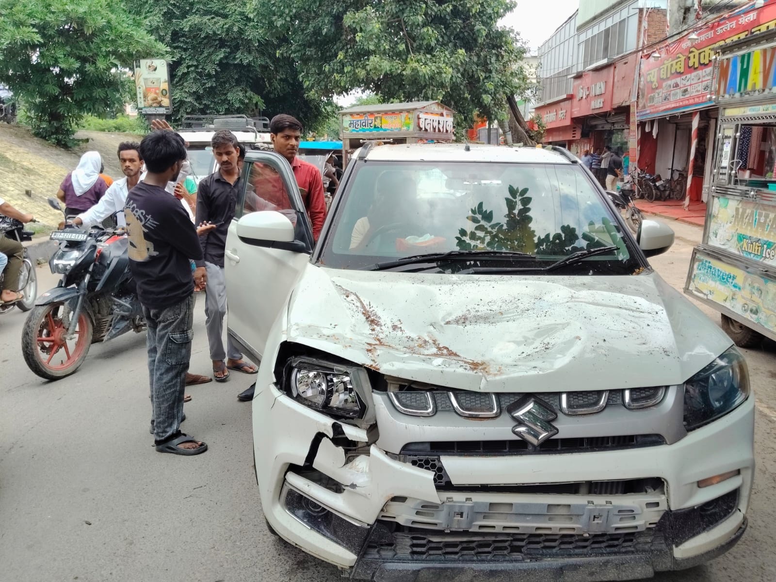 शहर  कोतवाली के पास गाड़ी पर पेड़ गिरने से क्षतिग्रस्त कार।  संवाद