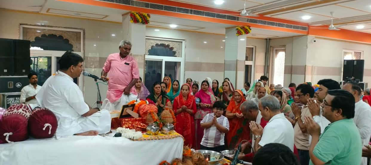Rudrabhishek of 125,000 earthen Shivlings daily during the Shiva Mahapuran Katha.