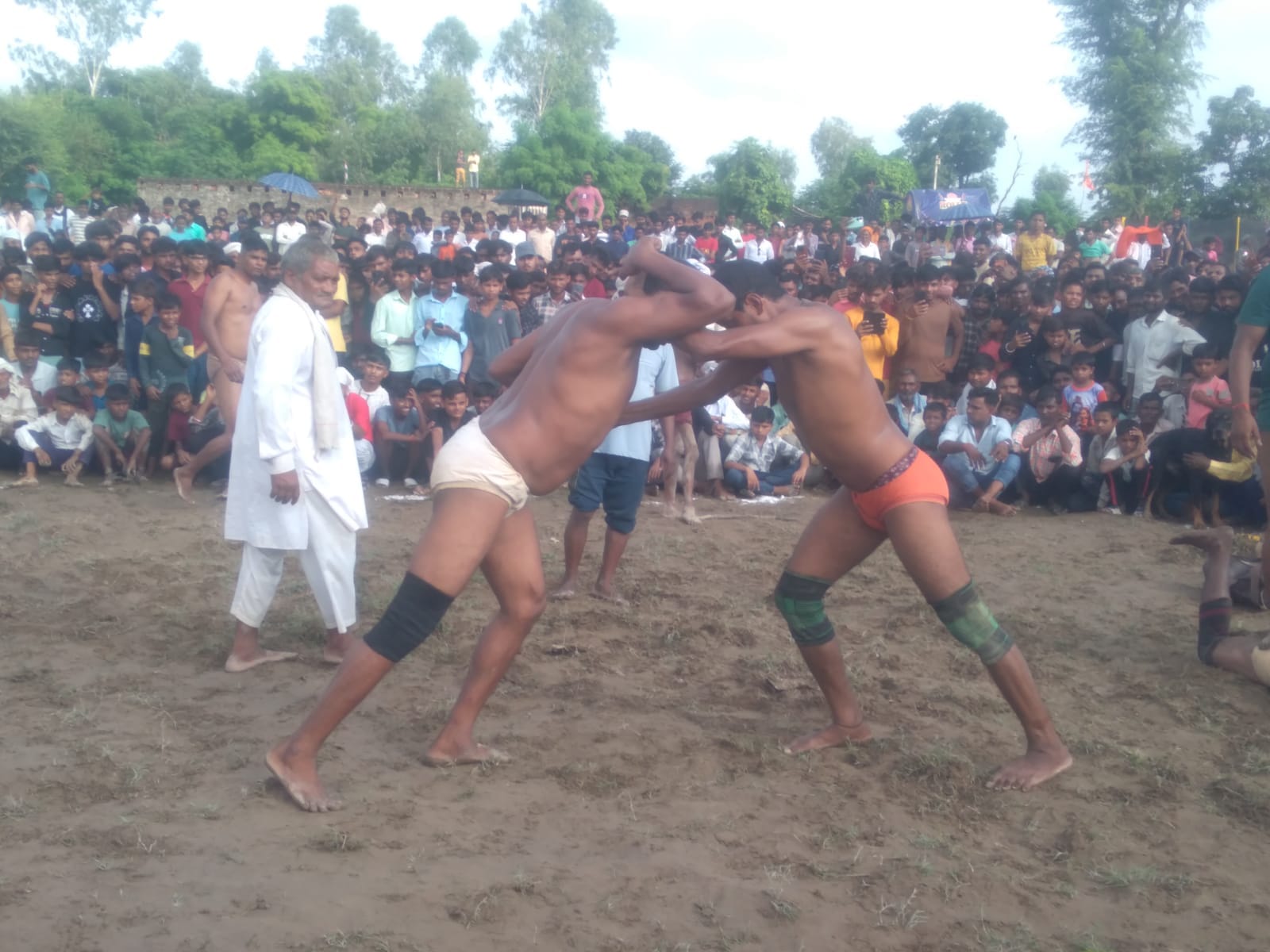 दिलावरपुर गांव में हुए दंगल में कुश्ती करते पहलवान----संवाद
