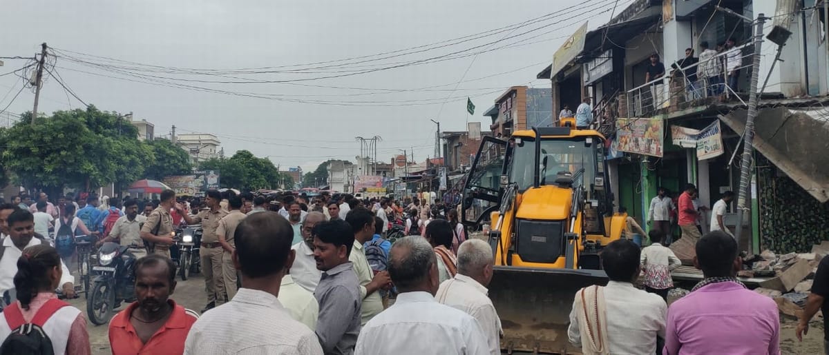 Budaun News: बसपा नेता की दो मंजिला मार्केट की 14 दुकानों पर चला पीडब्ल्यूडी का बुलडोजर