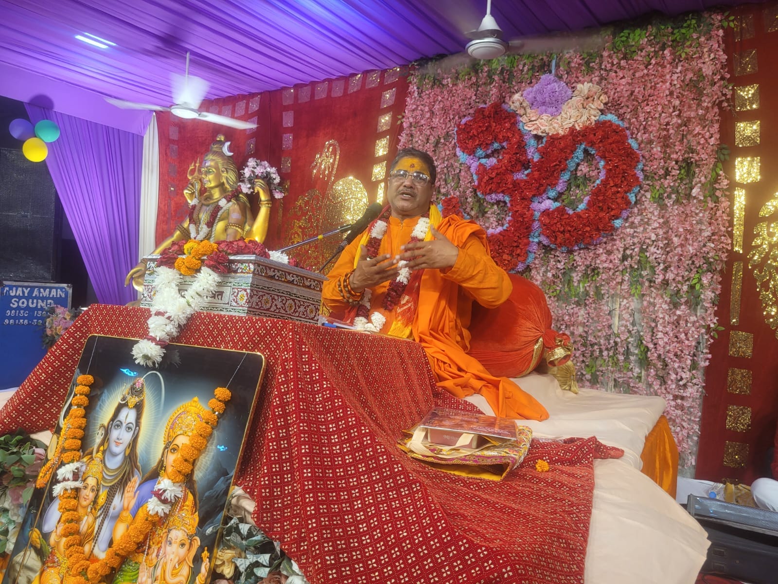 देवी मंदिर में शिव महापुराण कथा करते आचार्य लालमणि पांडेय। स्रोत : समिति
